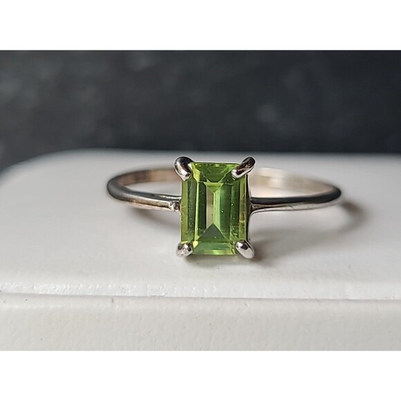 925 Sterling Silver Prong Set Peridot Rectangular Solitaire Ring, SIZE US 8 - Picture 3 of 10